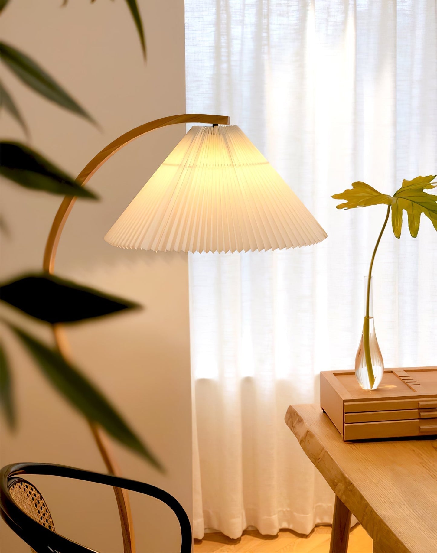Lampe sur Pied Caprani – Design Scandinave 70’s avec Base en Bois et Métal