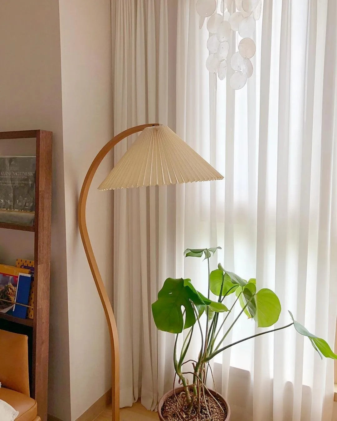 Lampe sur Pied Caprani – Design Scandinave 70’s avec Base en Bois et Métal
