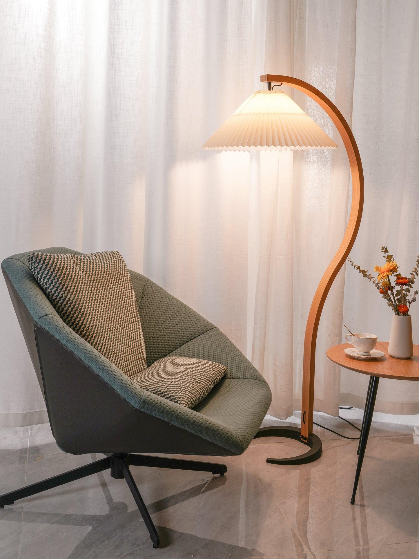 Lampe sur Pied Caprani – Design Scandinave 70’s avec Base en Bois et Métal