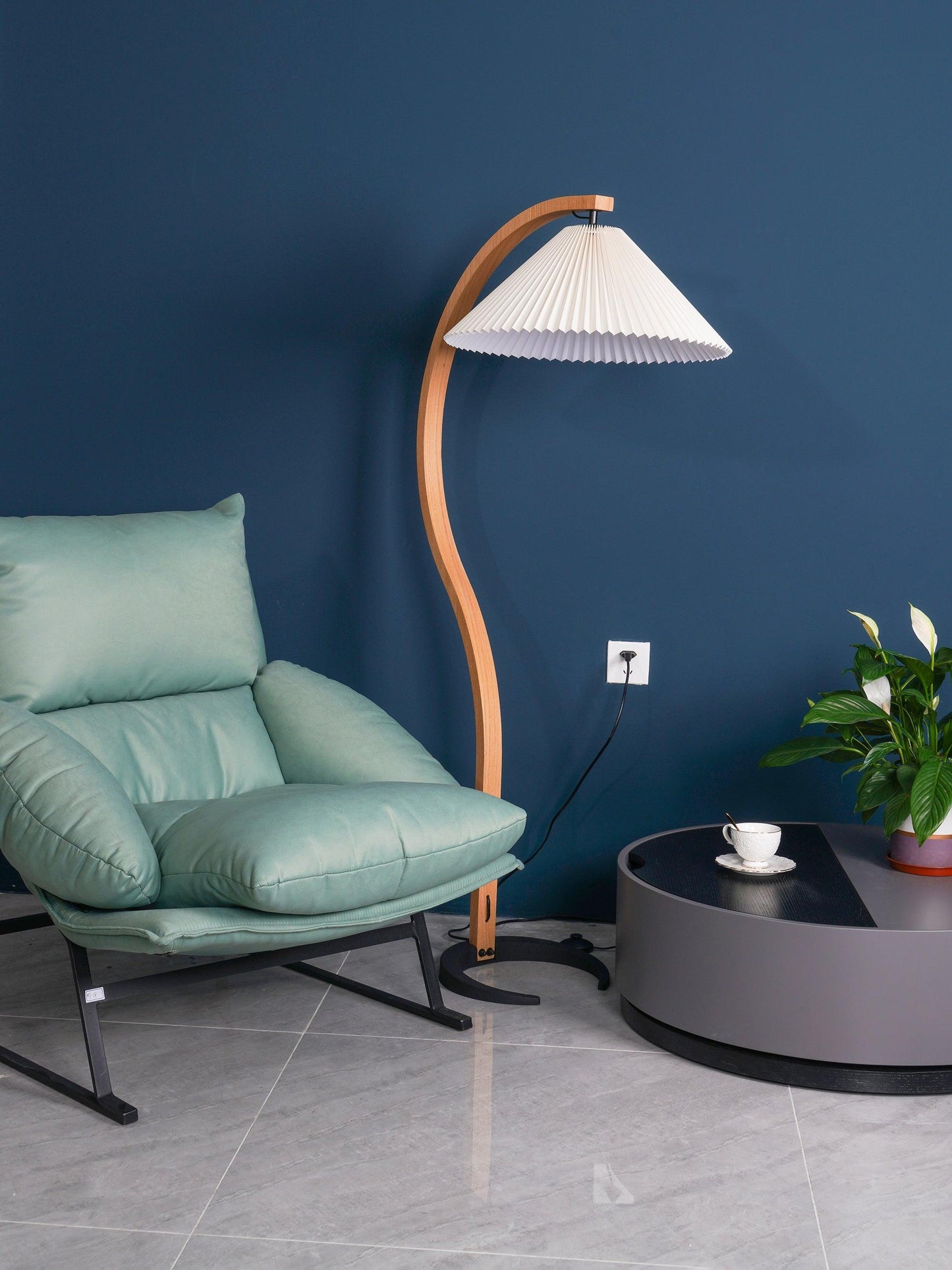 Lampe sur Pied Caprani – Design Scandinave 70’s avec Base en Bois et Métal