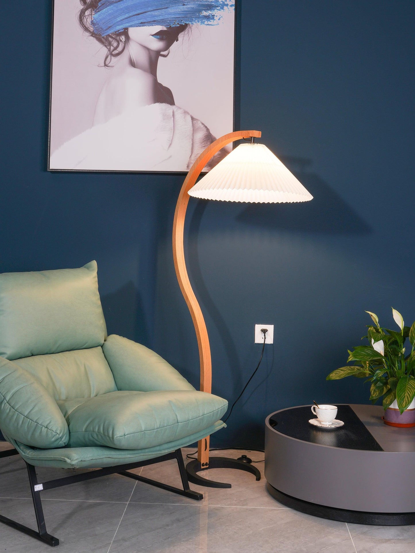 Lampe sur Pied Caprani – Design Scandinave 70’s avec Base en Bois et Métal