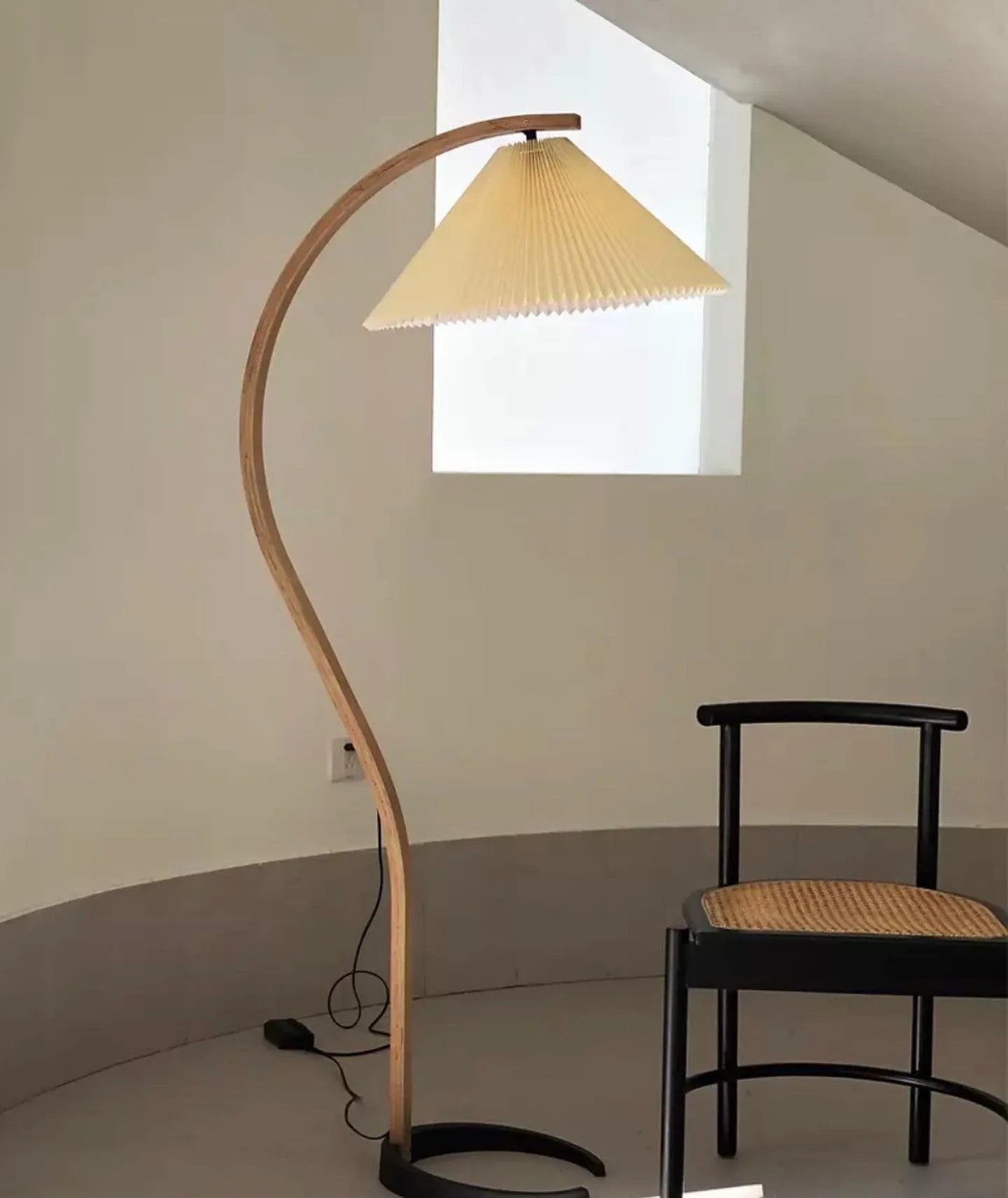 Lampe sur Pied Caprani – Design Scandinave 70’s avec Base en Bois et Métal