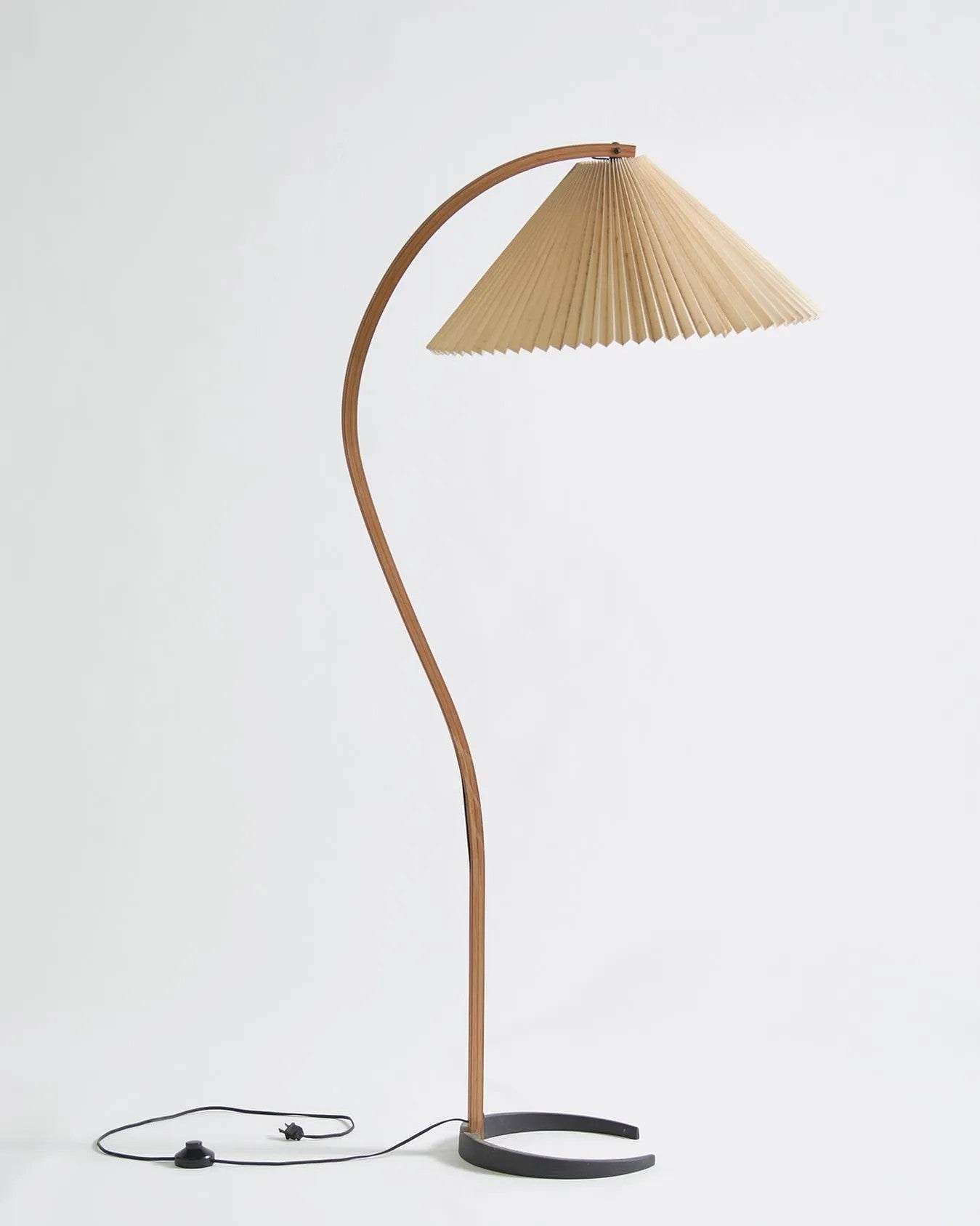 Lampe sur Pied Caprani – Design Scandinave 70’s avec Base en Bois et Métal
