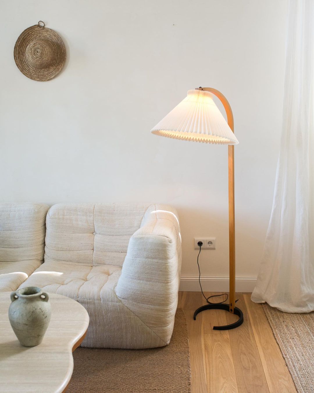 Lampe sur Pied Caprani – Design Scandinave 70’s avec Base en Bois et Métal