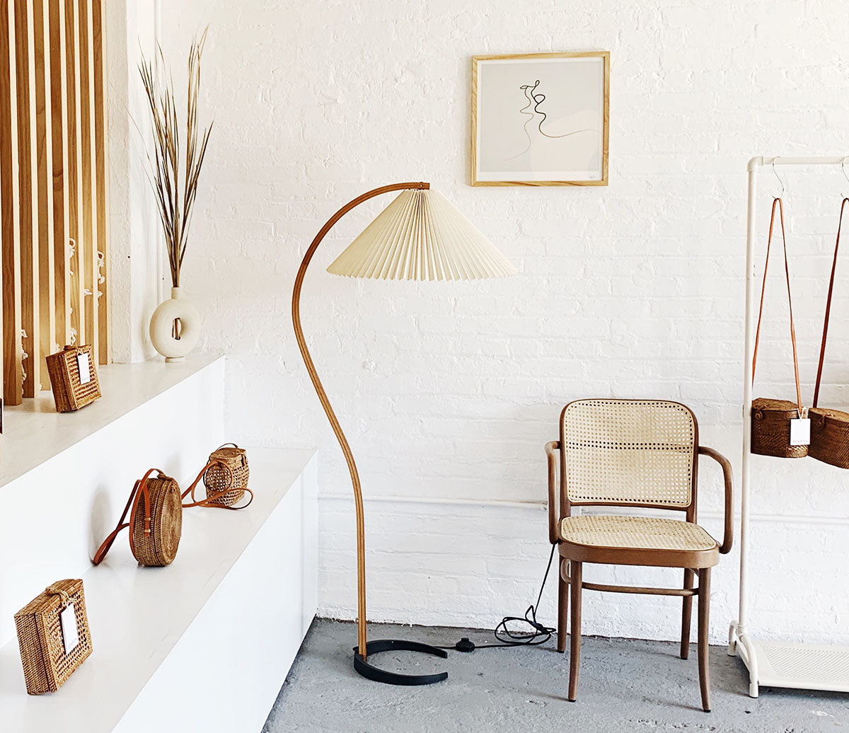 Lampe sur Pied Caprani – Design Scandinave 70’s avec Base en Bois et Métal