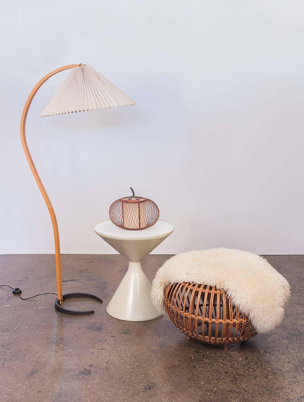 Lampe sur Pied Caprani – Design Scandinave 70’s avec Base en Bois et Métal