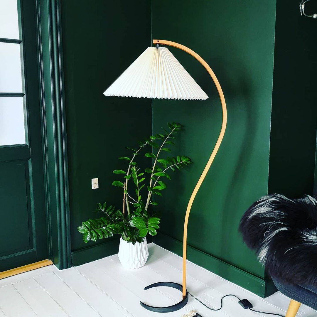 Lampe sur Pied Caprani – Design Scandinave 70’s avec Base en Bois et Métal