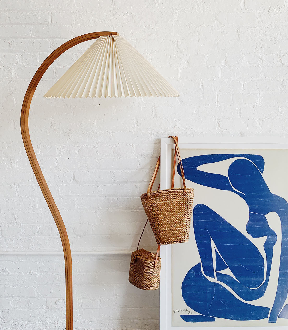 Lampe sur Pied Caprani – Design Scandinave 70’s avec Base en Bois et Métal