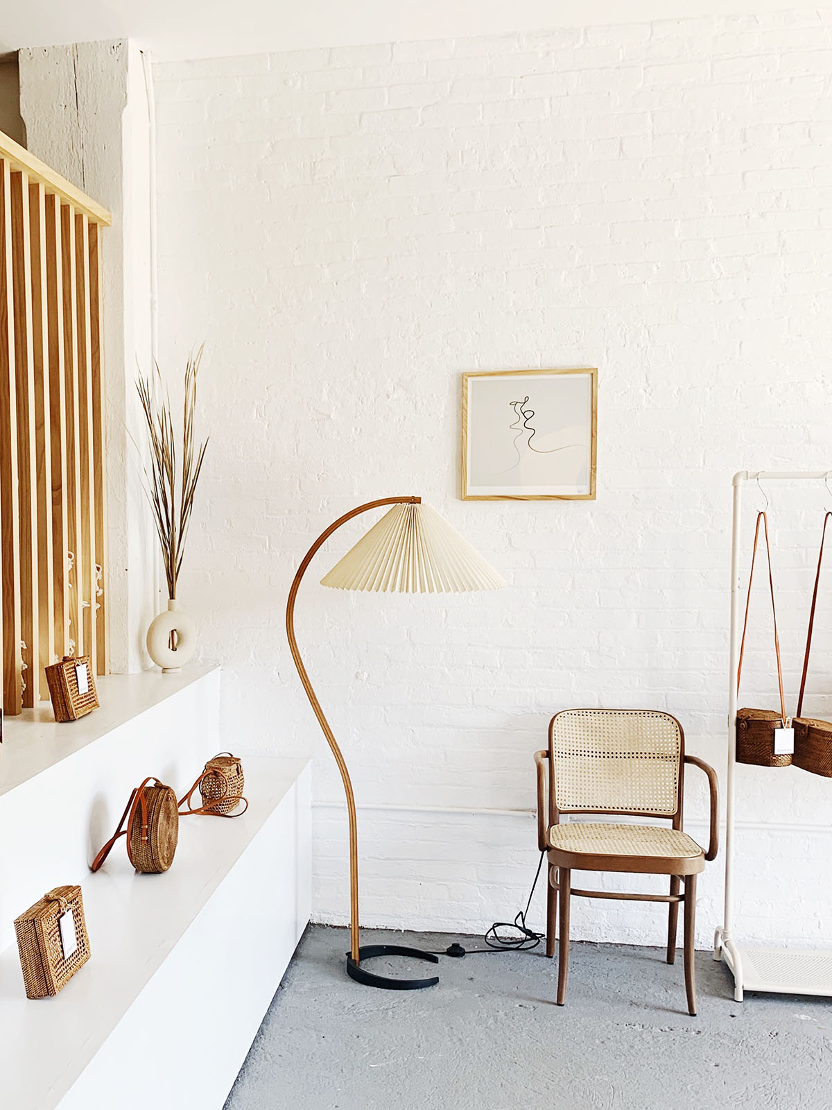 Lampe sur Pied Caprani – Design Scandinave 70’s avec Base en Bois et Métal