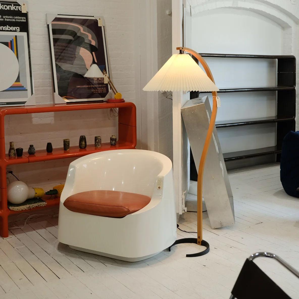 Lampe sur Pied Caprani – Design Scandinave 70’s avec Base en Bois et Métal