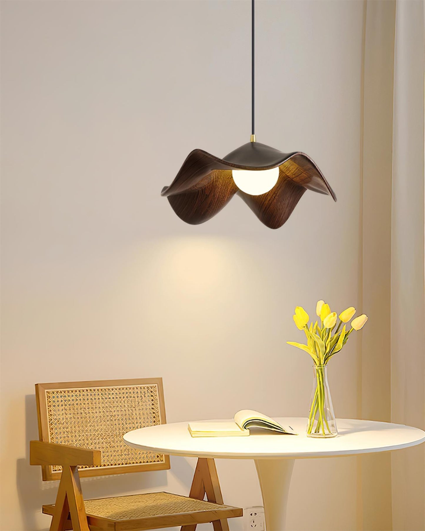 Suspension Casia Unique – Design Lotus avec Finition en Métal et Résine