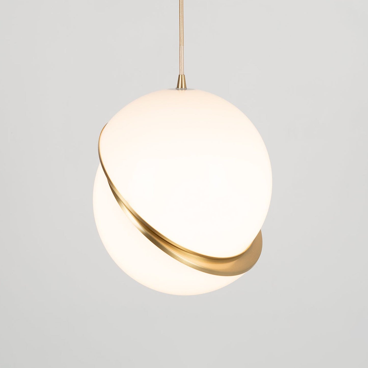 Suspension Mondsichel en Acryl et Laiton - Éclairage LED Moderne et Élégant