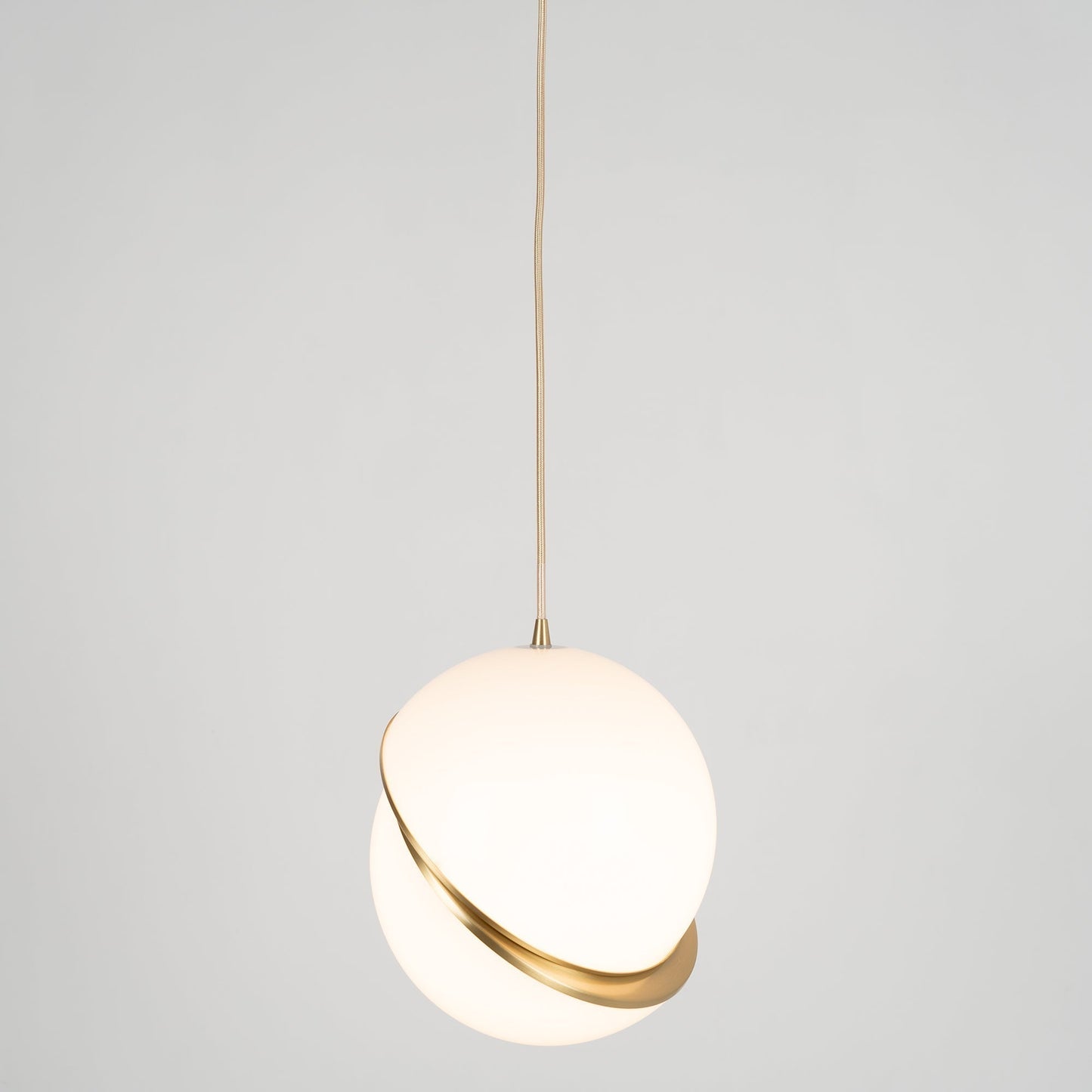 Suspension Mondsichel en Acryl et Laiton - Éclairage LED Moderne et Élégant