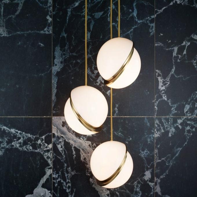 Suspension Mondsichel en Acryl et Laiton - Éclairage LED Moderne et Élégant