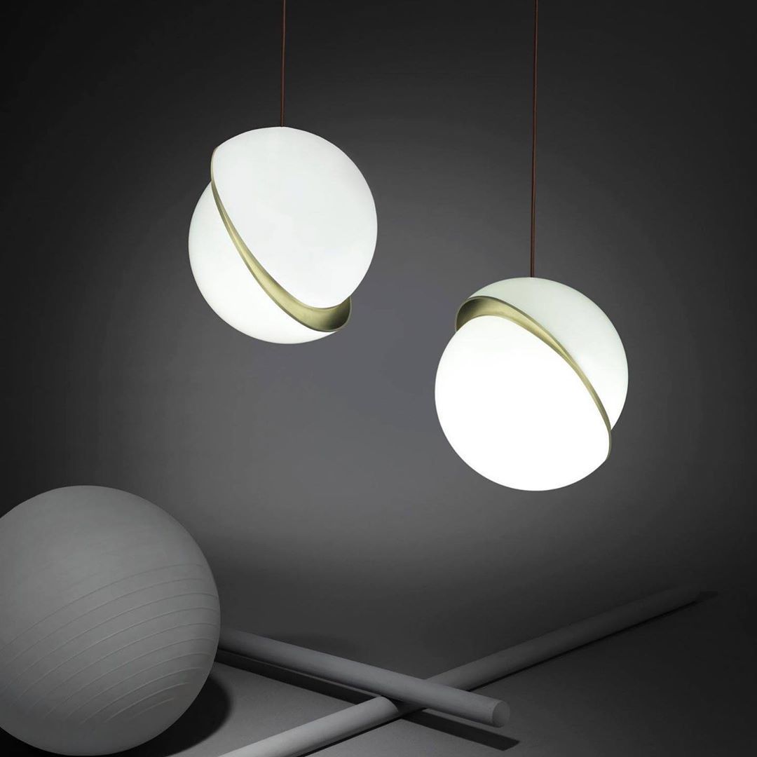 Suspension Mondsichel en Acryl et Laiton - Éclairage LED Moderne et Élégant