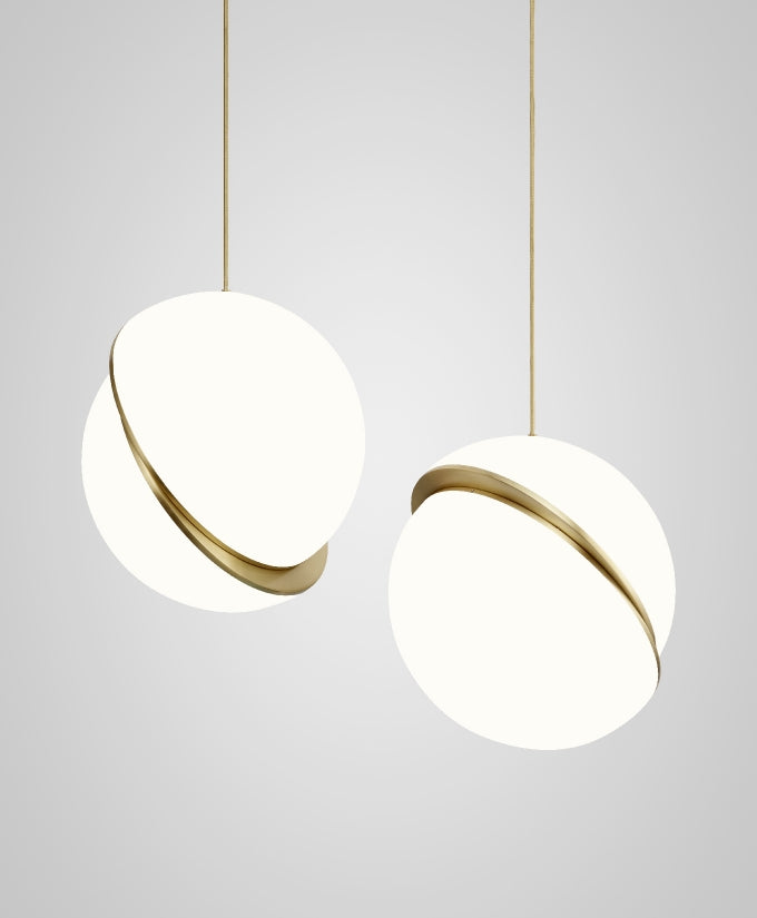 Suspension Mondsichel en Acryl et Laiton - Éclairage LED Moderne et Élégant