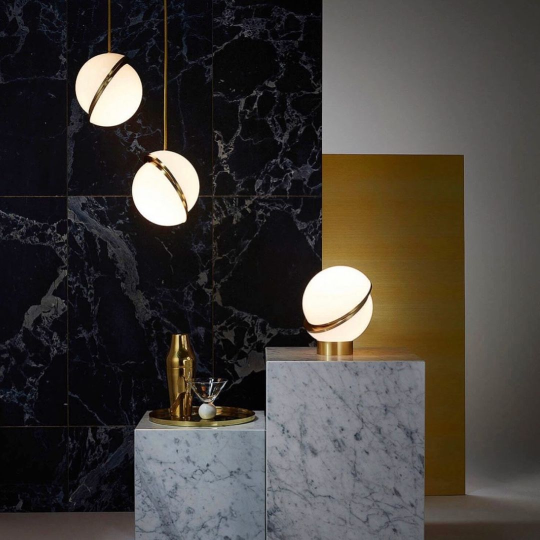 Suspension Mondsichel en Acryl et Laiton - Éclairage LED Moderne et Élégant