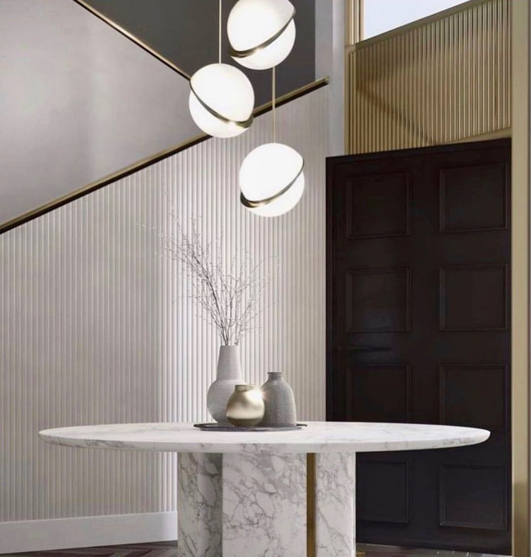 Suspension Mondsichel en Acryl et Laiton - Éclairage LED Moderne et Élégant