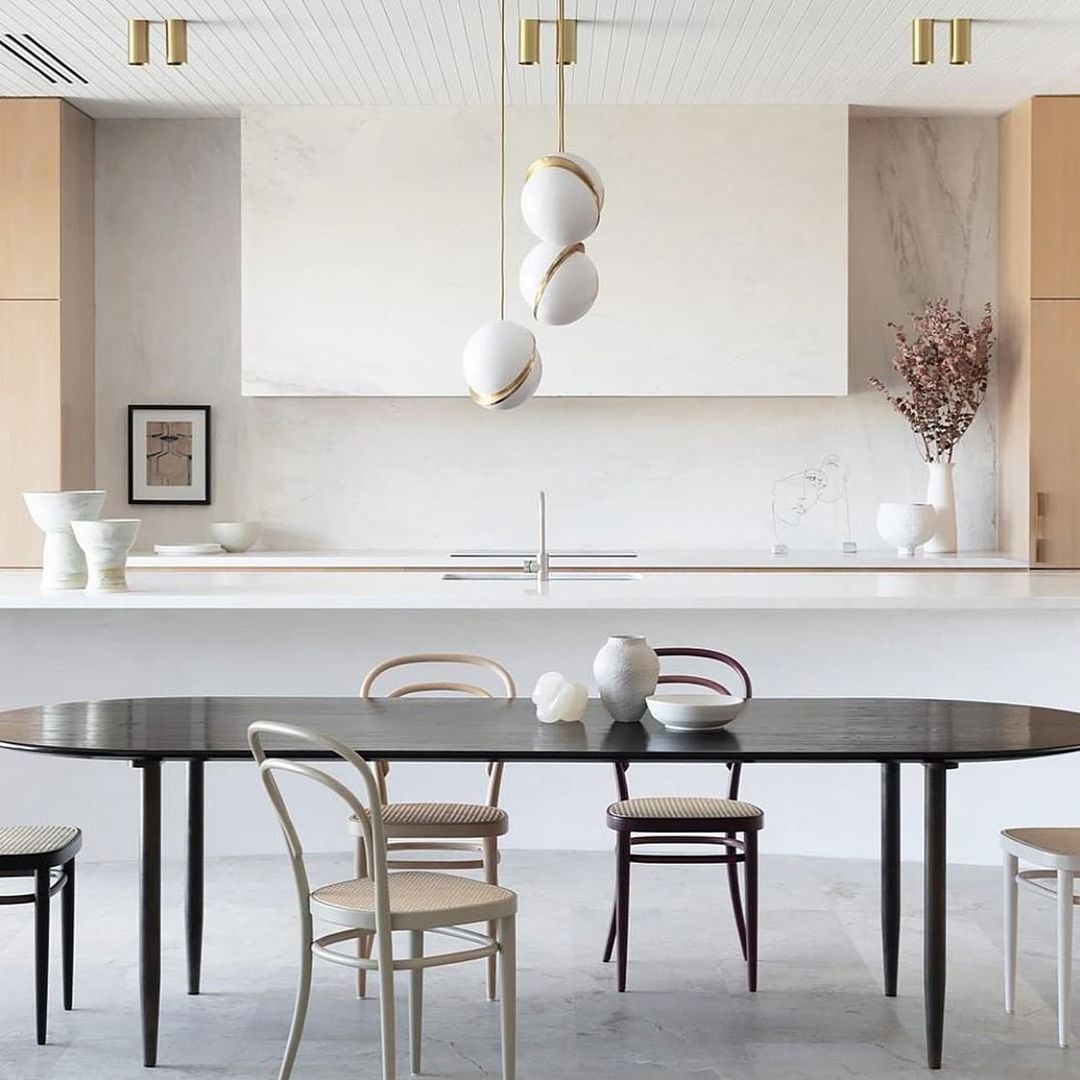 Suspension Mondsichel en Acryl et Laiton - Éclairage LED Moderne et Élégant