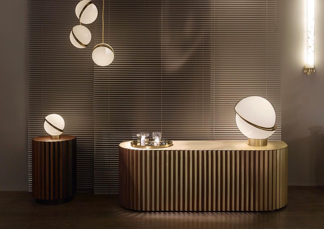 Suspension Mondsichel en Acryl et Laiton - Éclairage LED Moderne et Élégant