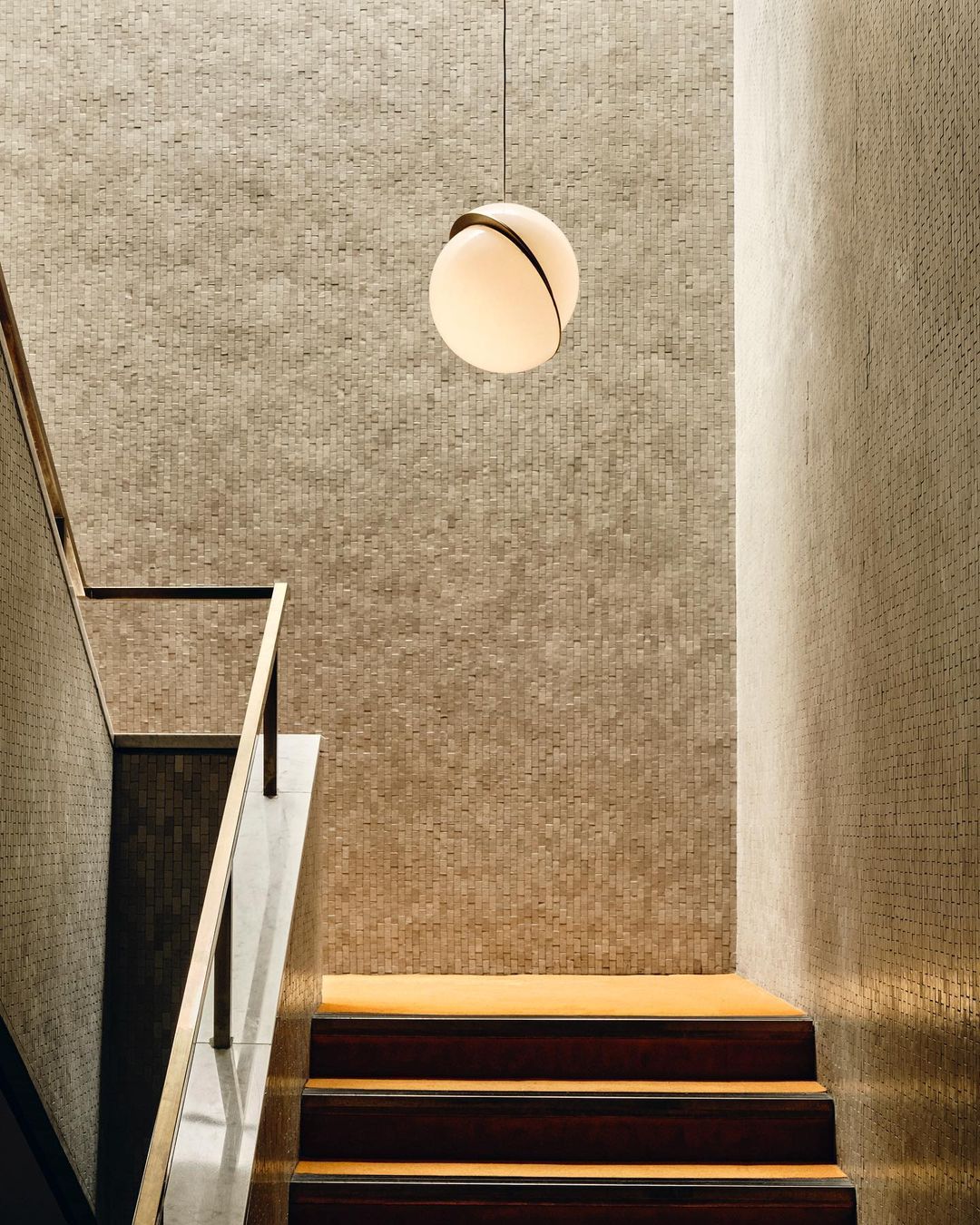 Suspension Mondsichel en Acryl et Laiton - Éclairage LED Moderne et Élégant