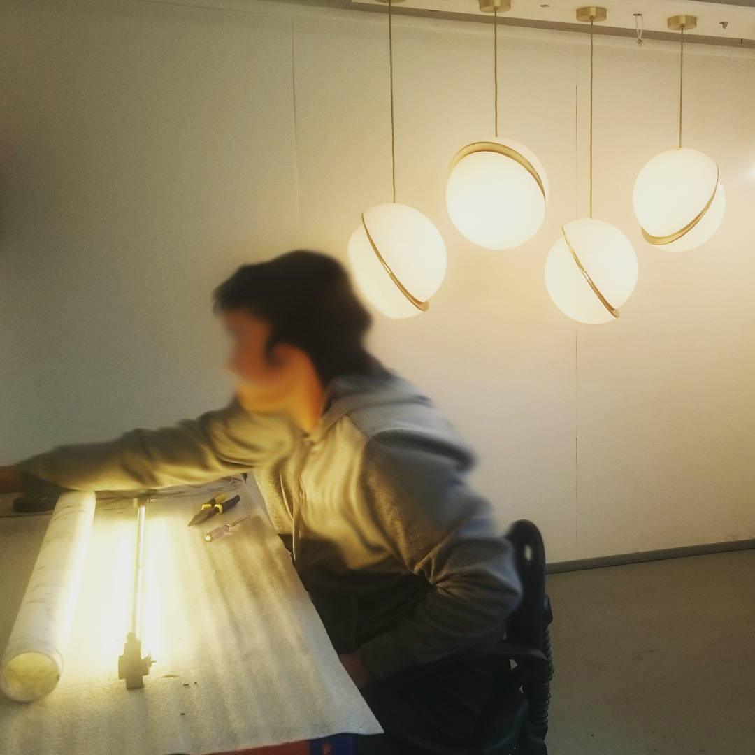 Suspension Mondsichel en Acryl et Laiton - Éclairage LED Moderne et Élégant