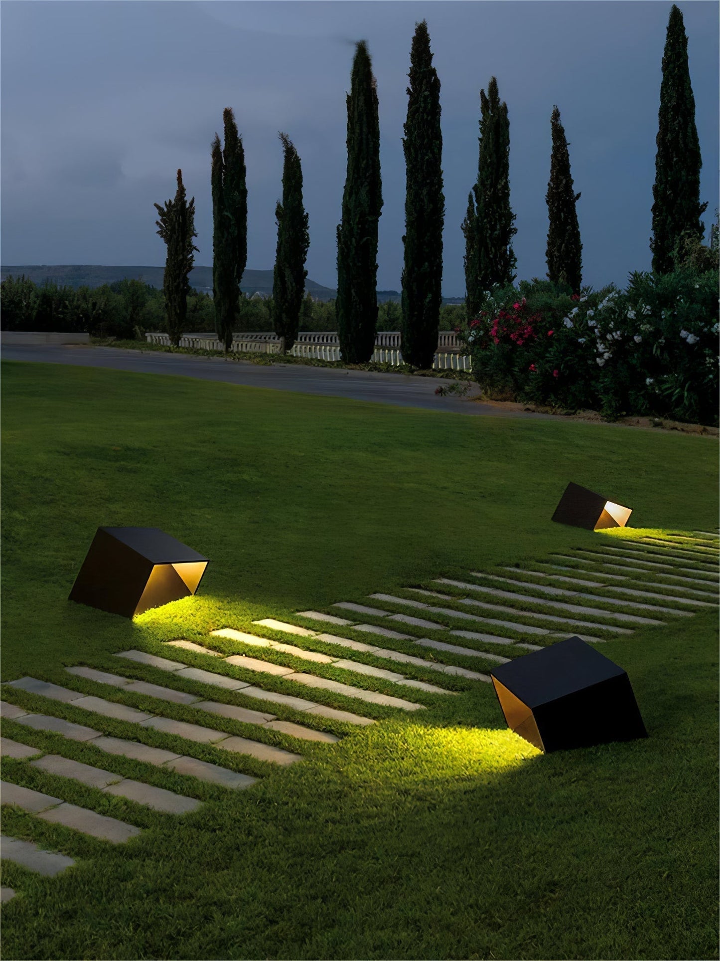 Lampe Solaire Extérieure Cube Garden - Éclairage LED Compact et Résistant pour Votre Jardin