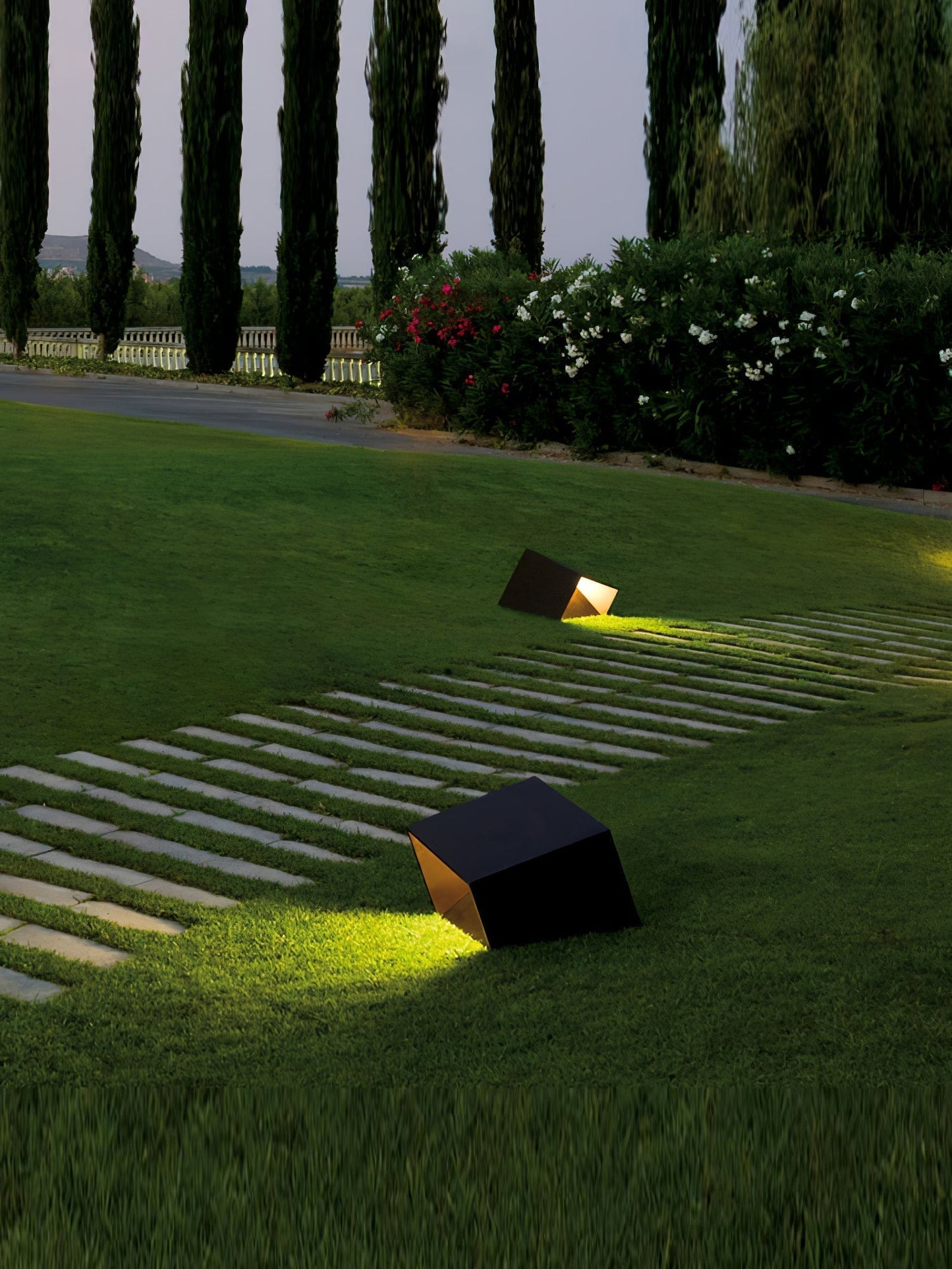 Lampe Solaire Extérieure Cube Garden - Éclairage LED Compact et Résistant pour Votre Jardin