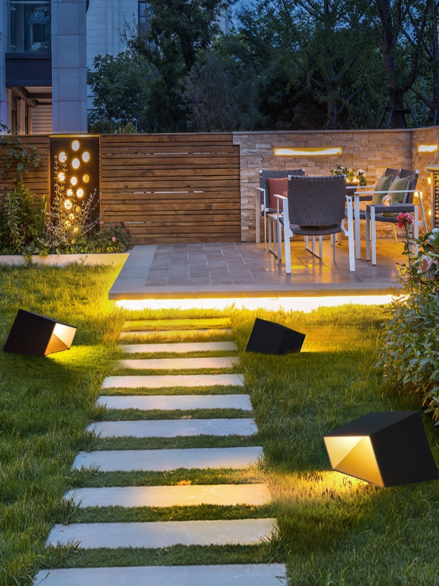 Lampe Solaire Extérieure Cube Garden - Éclairage LED Compact et Résistant pour Votre Jardin