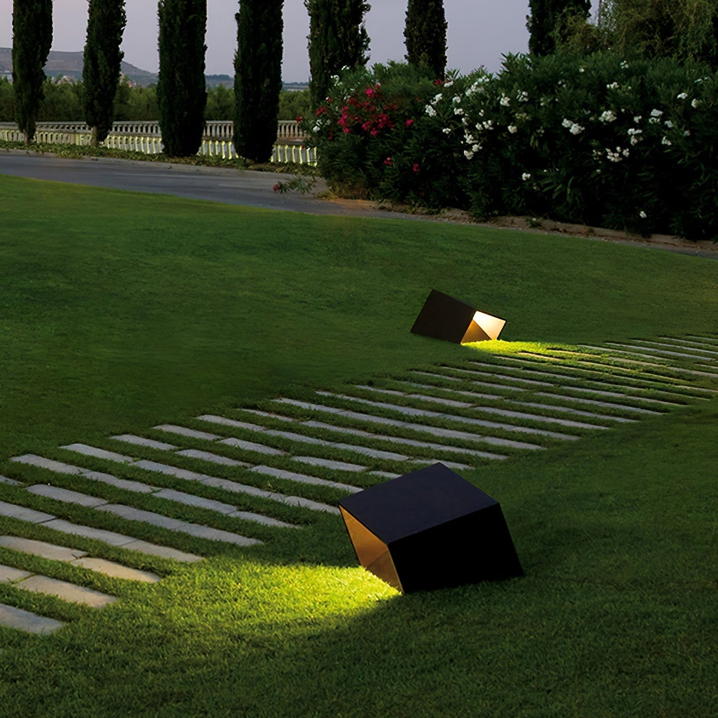 Lampe Solaire Extérieure Cube Garden - Éclairage LED Compact et Résistant pour Votre Jardin