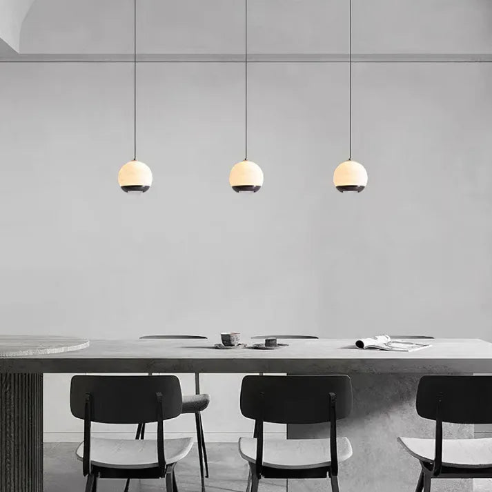 Suspension Globale en Alabastre avec Socle en Marbre - Design Nordique Élégant
