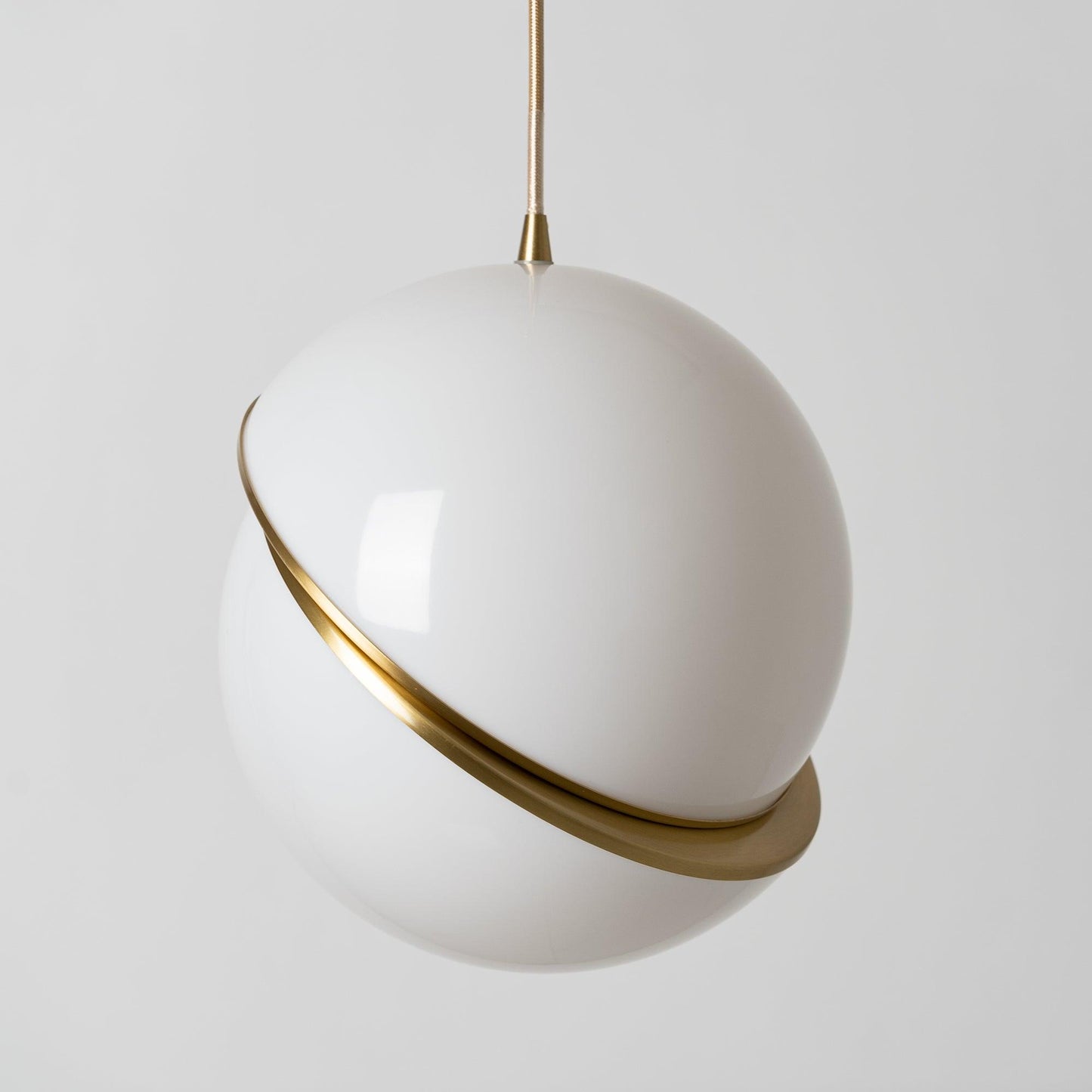 Suspension Mondsichel en Acryl et Laiton - Éclairage LED Moderne et Élégant