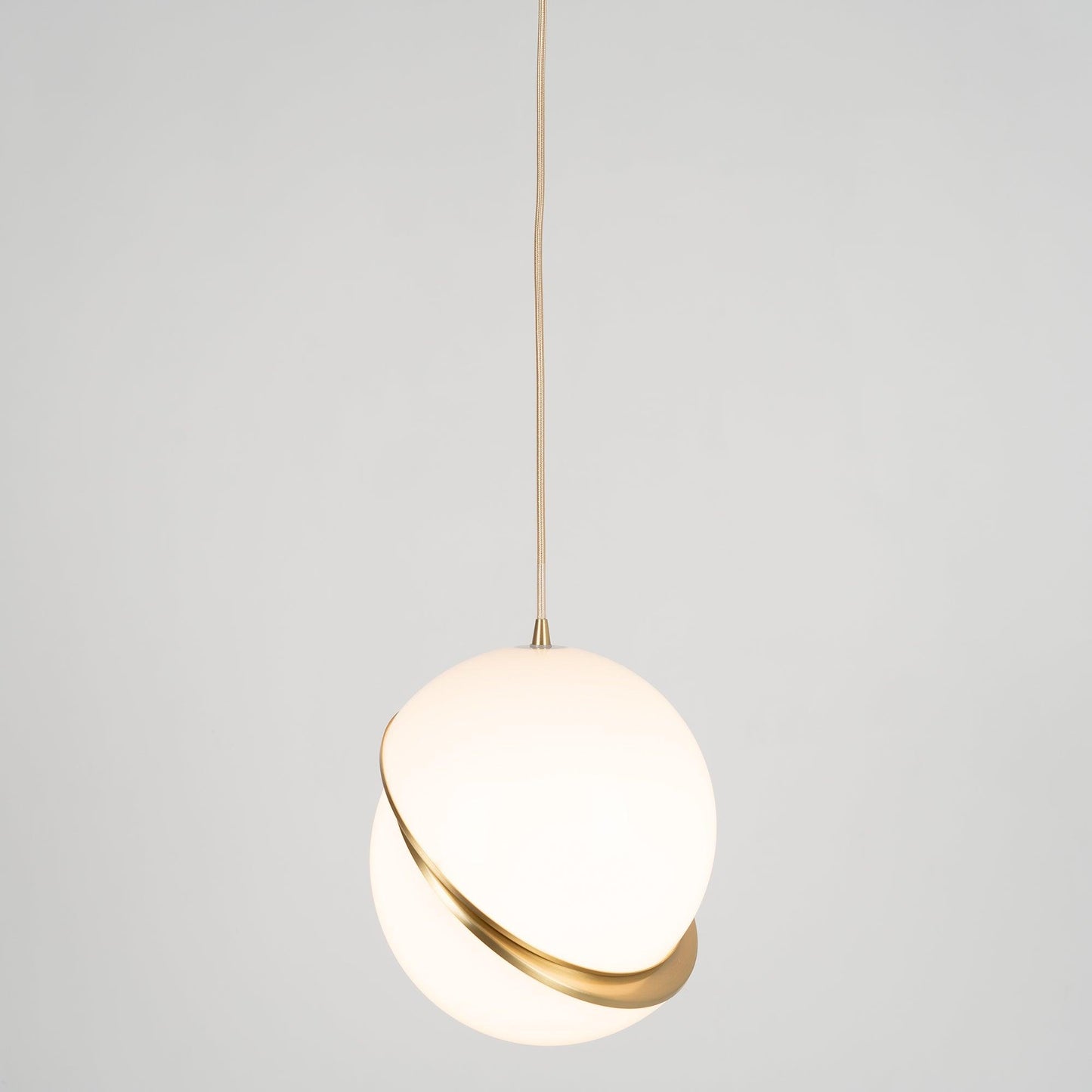 Suspension Mondsichel en Acryl et Laiton - Éclairage LED Moderne et Élégant