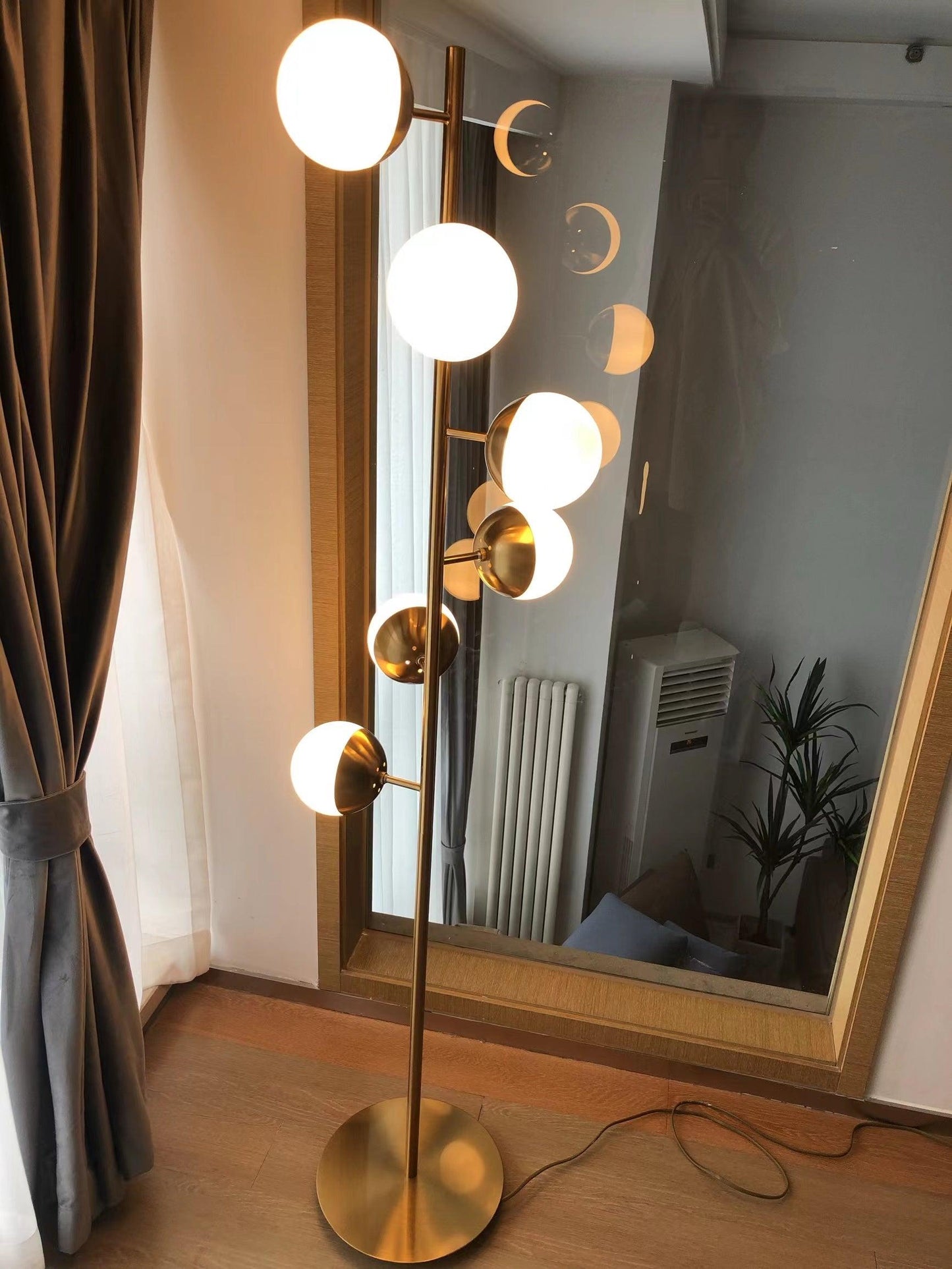 Lampe Arbre LED Doppler – Élégance Moderne avec Boules en Verre
