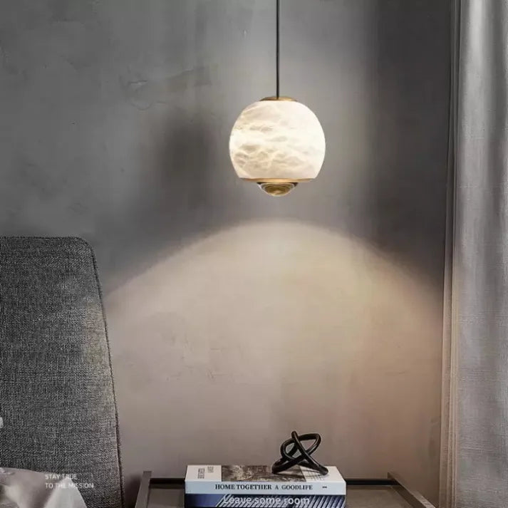 Suspension Globale en Alabastre avec Socle en Marbre - Design Nordique Élégant