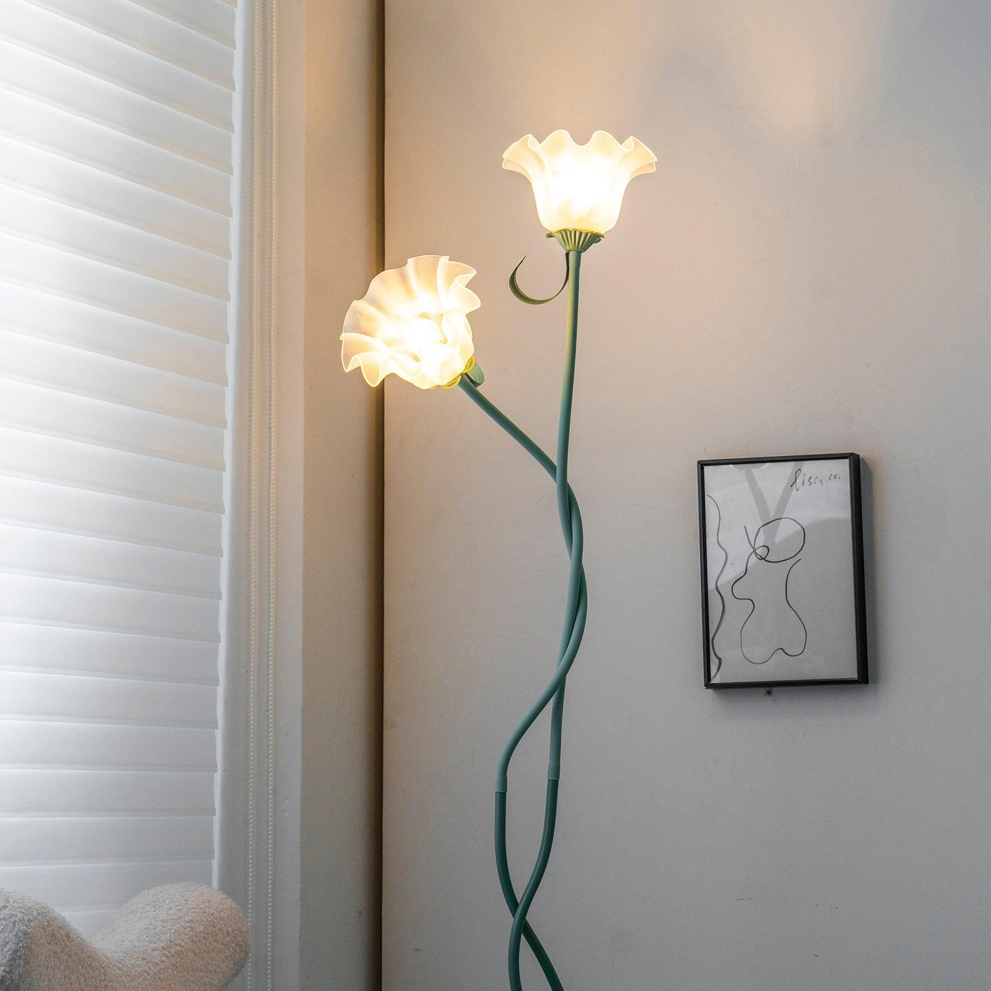 Lampadaire Calla Flowers – Éclairage Élégant avec Fleurs Blanches et Design Raffiné