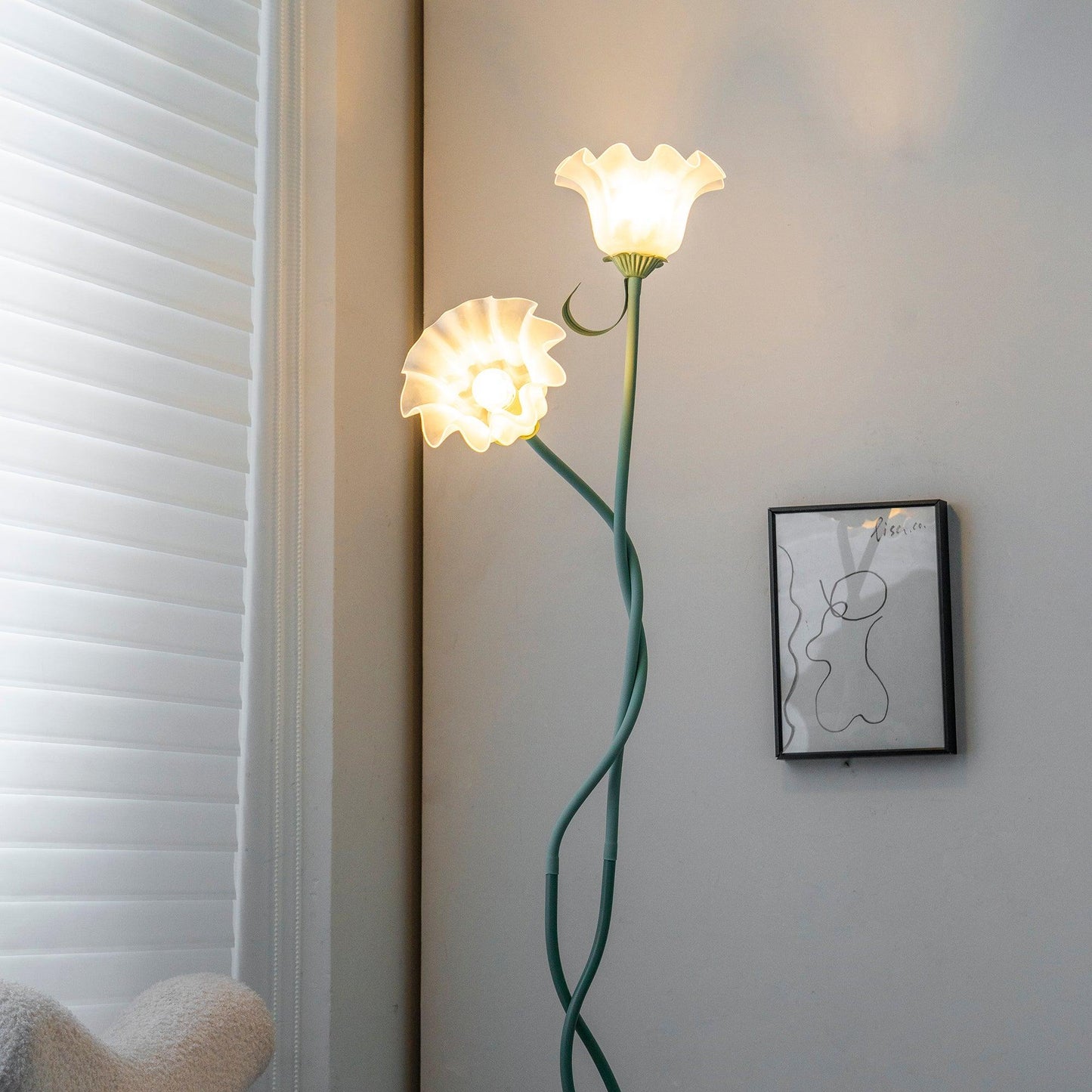 Lampadaire Calla Flowers – Éclairage Élégant avec Fleurs Blanches et Design Raffiné