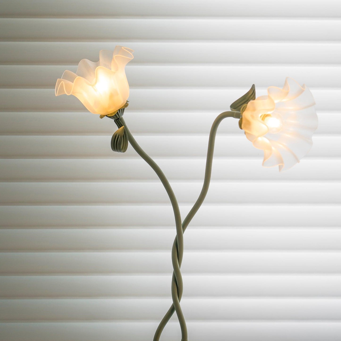 Lampadaire Calla Flowers – Éclairage Élégant avec Fleurs Blanches et Design Raffiné