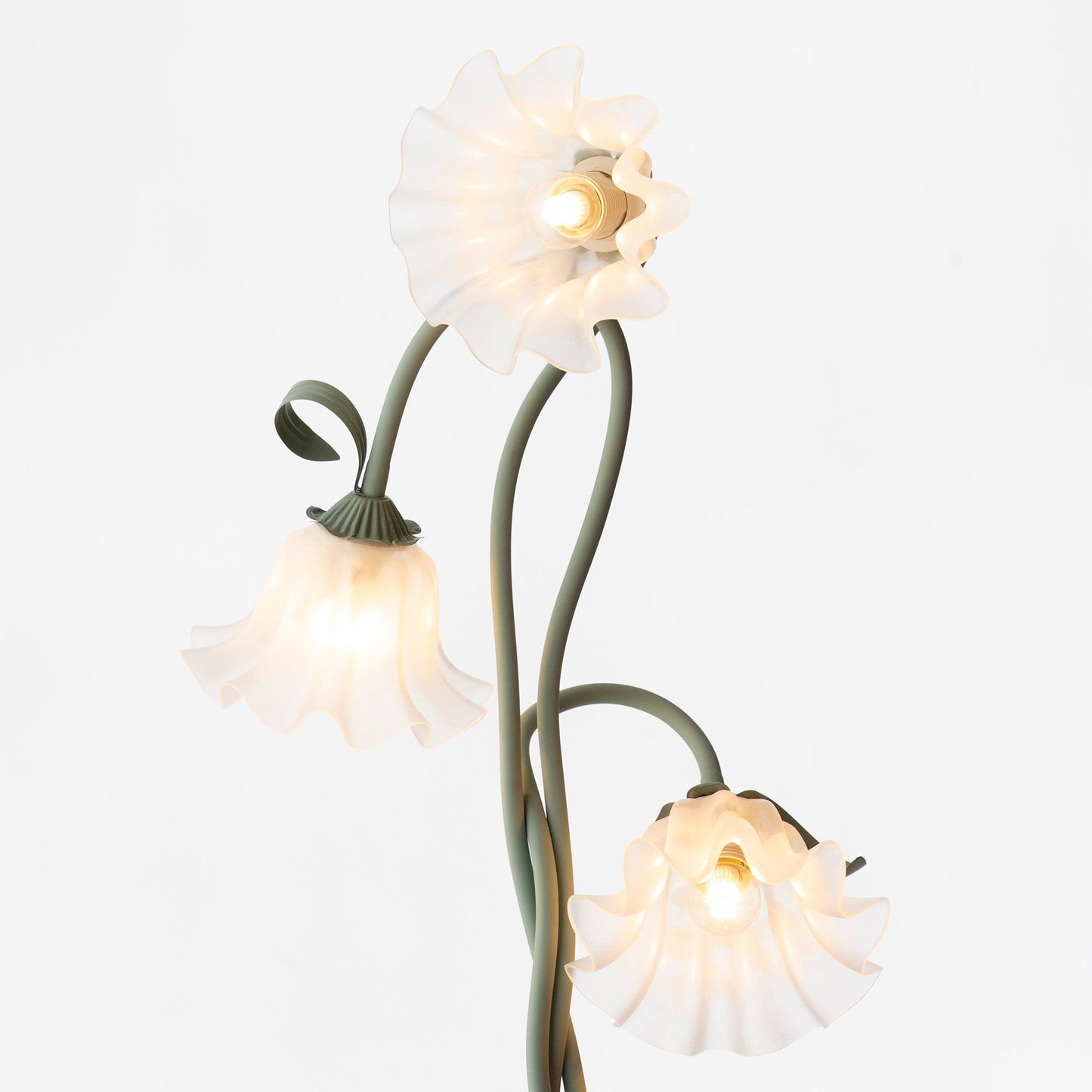 Lampadaire Calla Flowers – Éclairage Élégant avec Fleurs Blanches et Design Raffiné