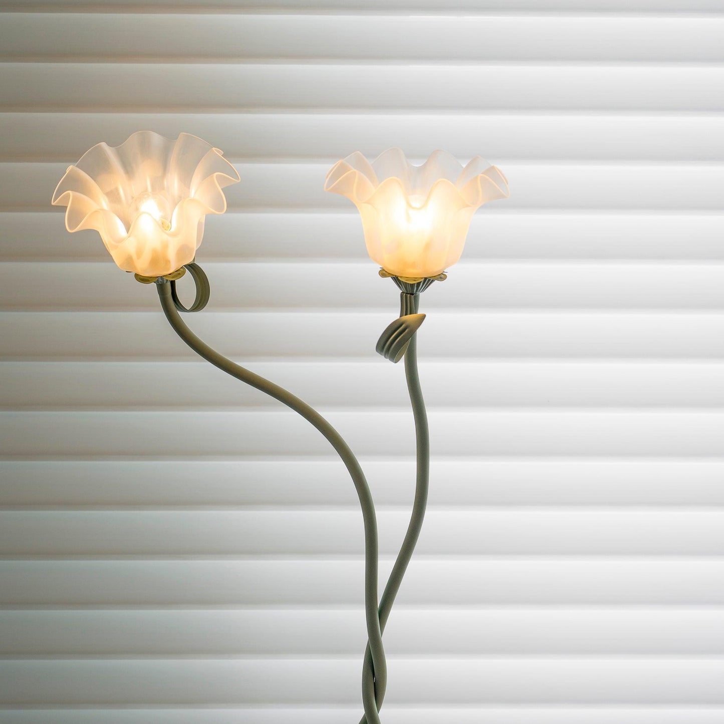 Lampadaire Calla Flowers – Éclairage Élégant avec Fleurs Blanches et Design Raffiné