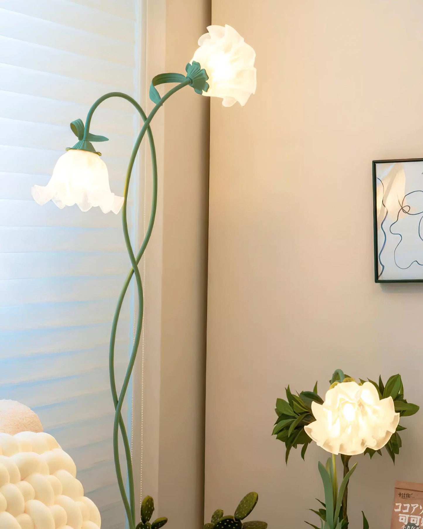 Lampadaire Calla Flowers – Éclairage Élégant avec Fleurs Blanches et Design Raffiné