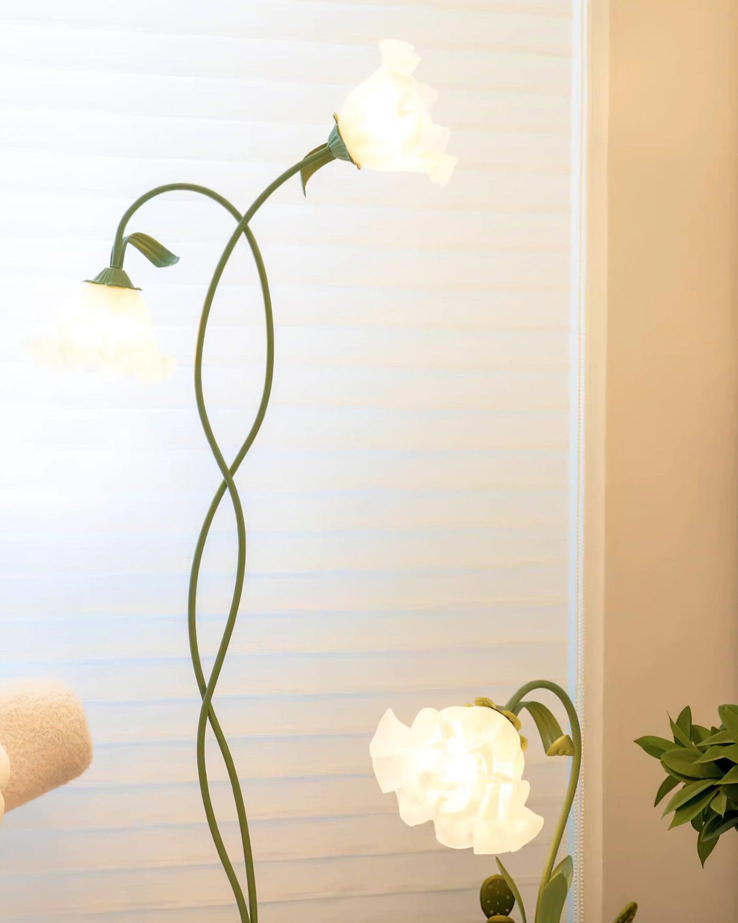 Lampadaire Calla Flowers – Éclairage Élégant avec Fleurs Blanches et Design Raffiné
