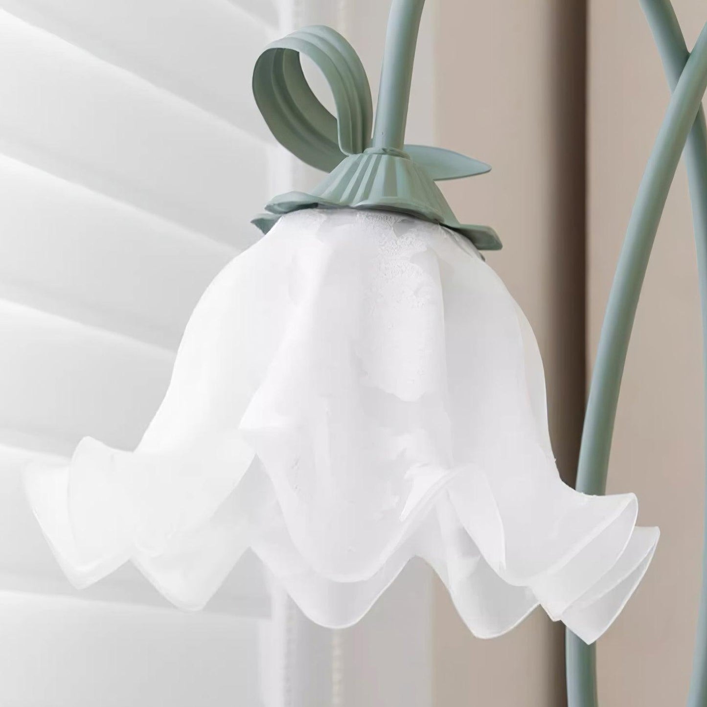 Lampadaire Calla Flowers – Éclairage Élégant avec Fleurs Blanches et Design Raffiné