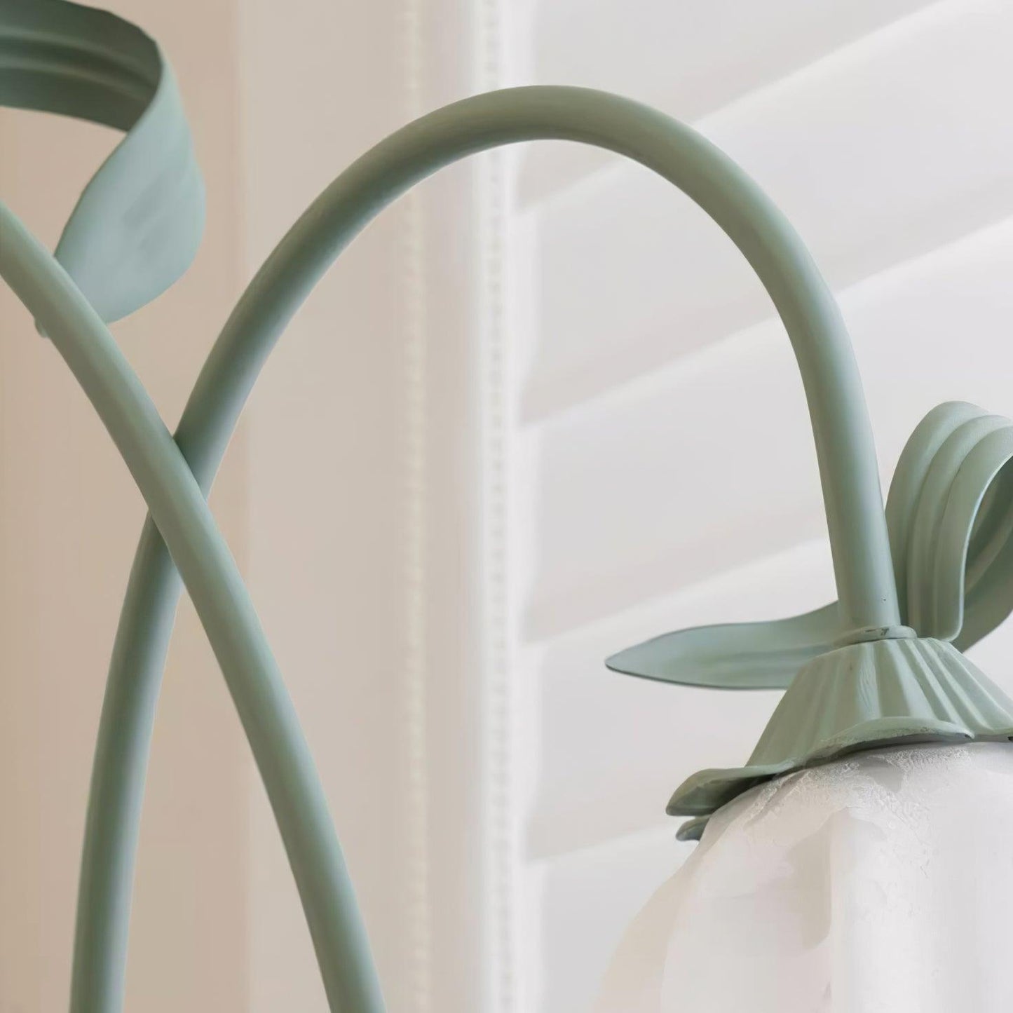 Lampadaire Calla Flowers – Éclairage Élégant avec Fleurs Blanches et Design Raffiné