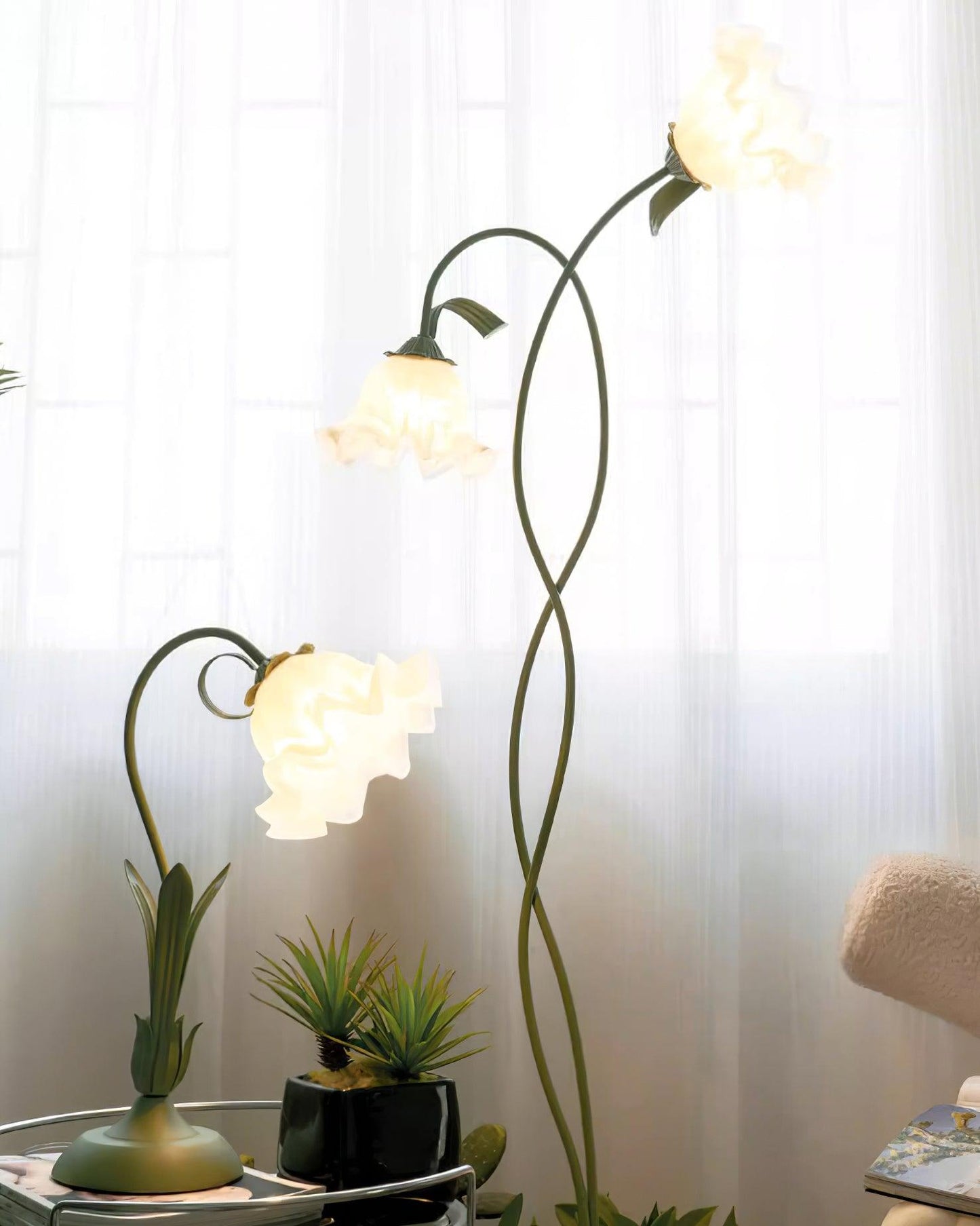 Lampadaire Calla Flowers – Éclairage Élégant avec Fleurs Blanches et Design Raffiné