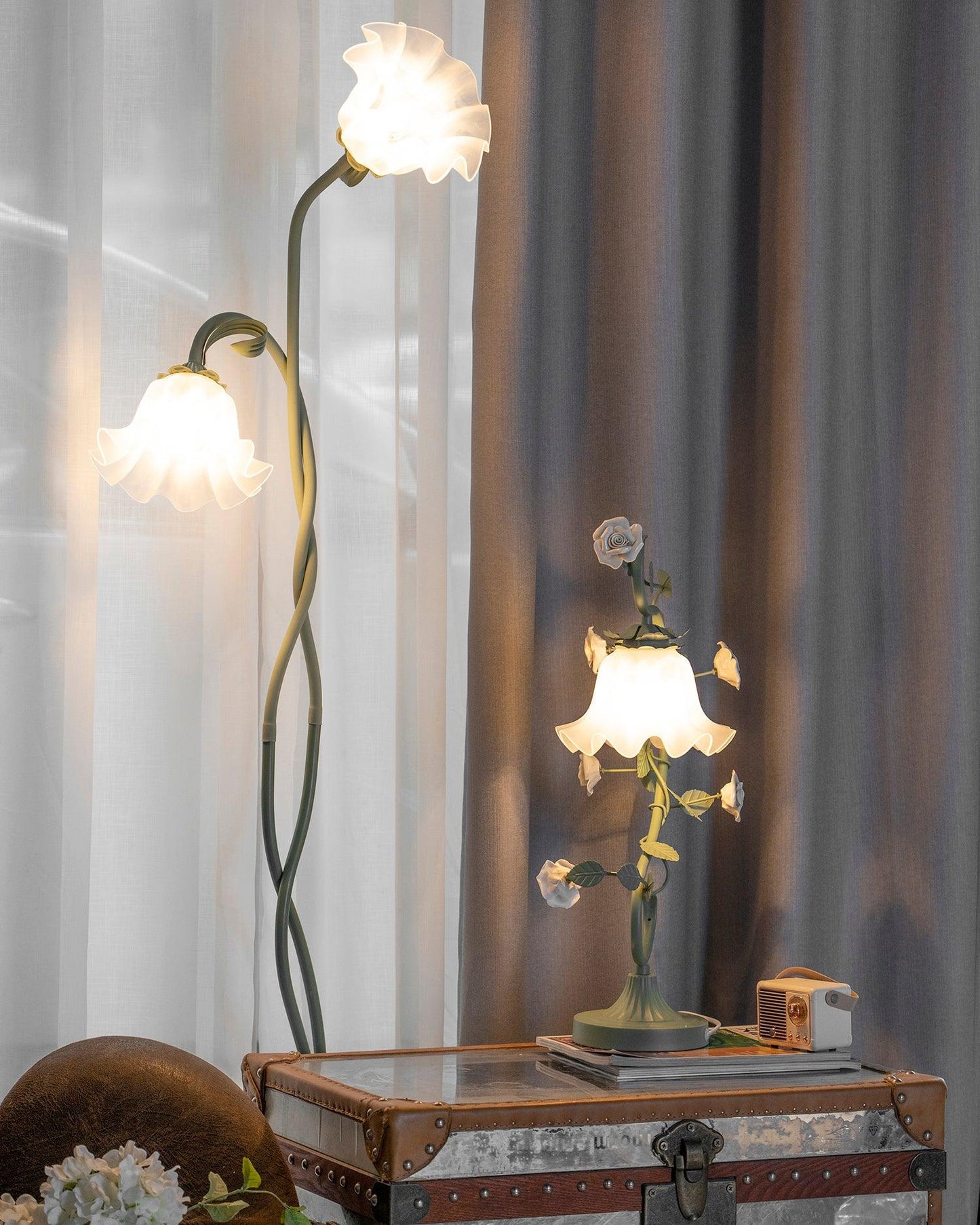 Lampadaire Calla Flowers – Éclairage Élégant avec Fleurs Blanches et Design Raffiné