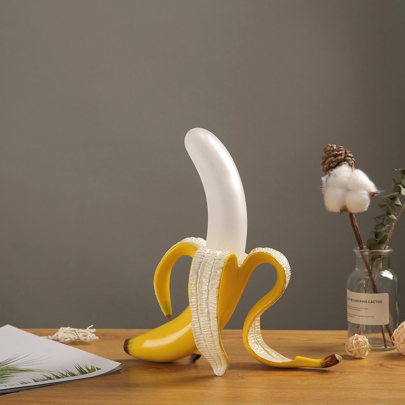 Lampe de Table Art Déco - Design Élégant en Métal et Résine avec LED