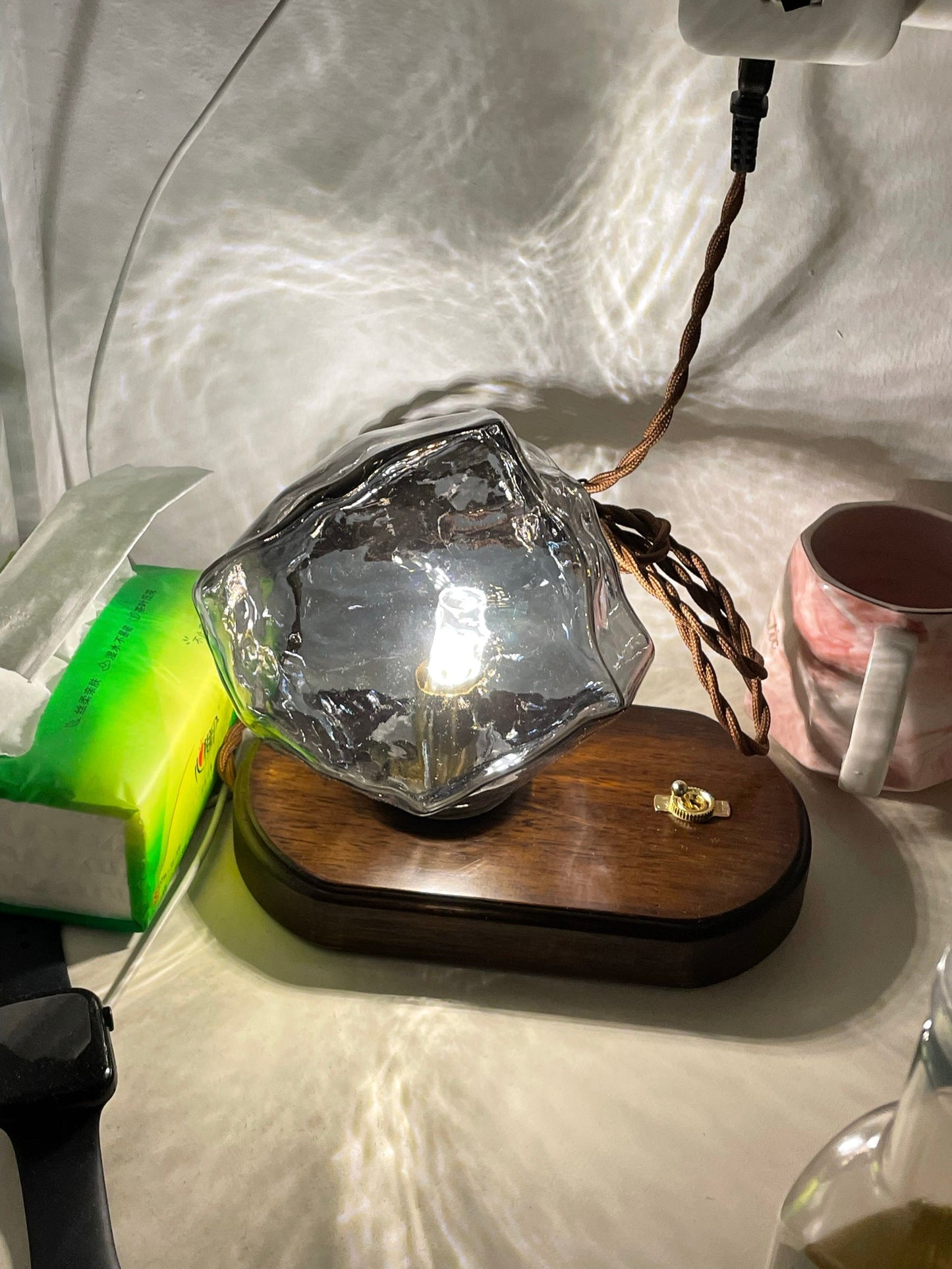 Lampe de Table en Verre Ice Stone – Design Élégant avec Base Métal et Bois