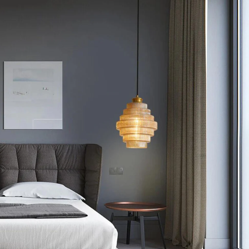 L'Éclat de Carafe – Suspension Lumineuse en Verre Élégante pour Ambiance Raffinée