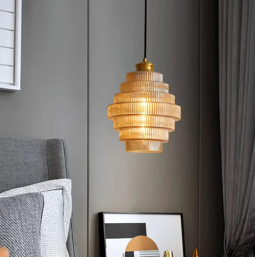 L'Éclat de Carafe – Suspension Lumineuse en Verre Élégante pour Ambiance Raffinée